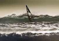 Adulto atleta extremo na prancha de windsurf. Tarifa, Cádiz, Andaluzia, Espanha — Fotografia de Stock
