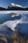 Agua congelada lago de montaña - foto de stock