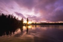 Sonnenaufgang am großen See — Stockfoto