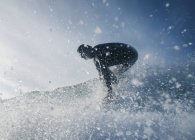 Atleta extremo adulto en la tabla de surf. Tarifa, Cádiz, Andalucía, España - foto de stock