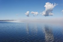 Éclaircissement du brouillard à la surface du lac — Photo de stock
