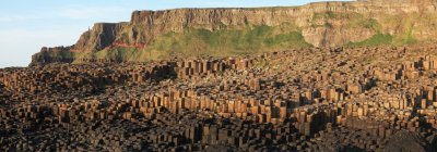 Columnas de basalto natural y formaciones rocosas - foto de stock