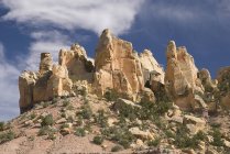 Sandsteinfelsen über Hügel — Stockfoto