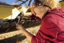 Женщина работает на ферме — стоковое фото