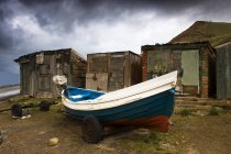 Barco ao lado de Old Shacks — Fotografia de Stock