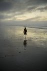 Person läuft am Strand — Stockfoto