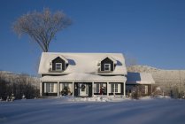 Casa coberta de neve no inverno — Fotografia de Stock