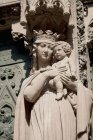Estátua de uma Maria Coroada segurando um bebê — Fotografia de Stock