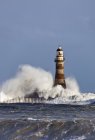 Waves Crashing Against Roker Lighthouse — Stock Photo