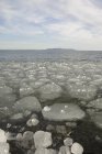 Лёд вдоль берега — стоковое фото