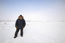 Человек, стоящий в снегу в Национальном парке Вапуск. Черчилль, Манитоба, Канада — стоковое фото