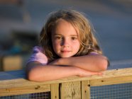 Portrait de caucasien fille debout par clôture — Photo de stock