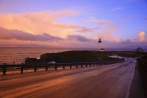 Straße und Leuchtturm entlang der Küste — Stockfoto