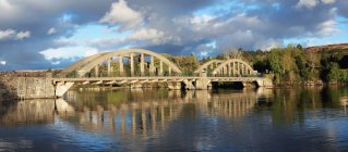 Мост через реку на природе — стоковое фото