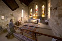 Mann betet in Kapelle — Stockfoto