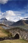 Кам'яний міст в гірський ландшафт — стокове фото