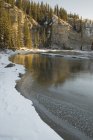 Codo río en invierno - foto de stock