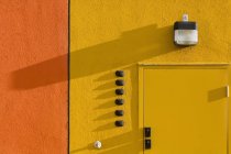 Оранжевая и желтая дверь — стоковое фото