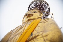 Groß stehender thailändischer Buddha — Stockfoto