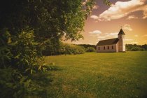 Старая церковь в поле — стоковое фото