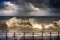 Paysage marin orageux contre la clôture — Photo de stock
