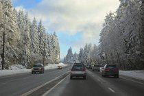 Автомобілі на гірській дорозі взимку в Орегоні, Сполучені Штати Америки — стокове фото