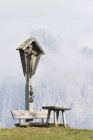 Crucifijo memorial en la montaña - foto de stock