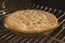 Крупный план выпечки пирога в стойке духовки — стоковое фото