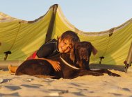 Хлопчик зі своїм собакою — стокове фото