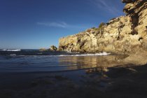 Басейн припливу відображає морськими скелями — стокове фото