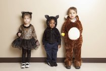 Fort Lauderdale, Florida, Estados Unidos de América; Tres niños pequeños vestidos con disfraces de Halloween - foto de stock