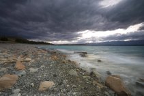 Vista della costa con piccole pietre — Foto stock
