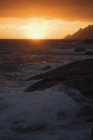 Pôr do sol ao longo da costa rochosa — Fotografia de Stock