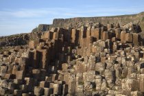 Colonne di basalto naturale e formazioni rocciose — Foto stock