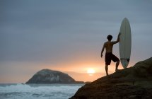 Задня подання серфера на пляжі Muriwai Нової Зеландії — стокове фото