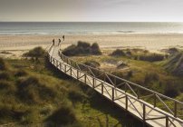 Una passerella di legno che conduce alla spiaggia di Dos Mares — Foto stock