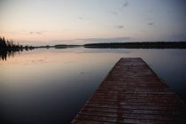 Док, виходячи на Anglin озеро — стокове фото