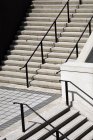 Escaliers avec marches et escaliers — Photo de stock