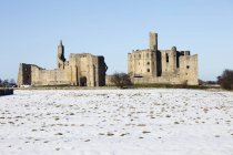 Château avec neige sur le sol — Photo de stock