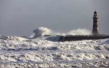Wellen krachen gegen Seebrücke — Stockfoto