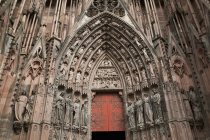 Großer gotischer Bogeneingang — Stockfoto