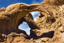 Formación de arco doble en el Parque Nacional Arches - foto de stock