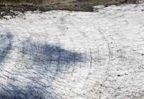 Geleira com neve sobre o solo — Fotografia de Stock