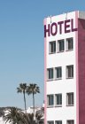 Hotel und Palmen — Stockfoto