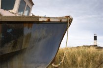Брошенная лодка на поле — стоковое фото