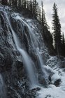 Крижані водоспад на схилі гори — стокове фото