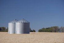 Alberta, Canada; Due bidoni di grano metallico — Foto stock