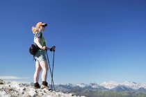 Mujer Senderismo en la cima de la montaña - foto de stock