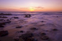 Meerwasser mit Steinen — Stockfoto