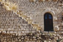 Porta in muro di pietra — Foto stock